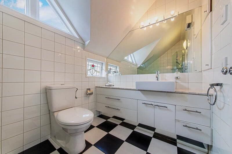 Epsom, 6+ bedrooms64470654970755112