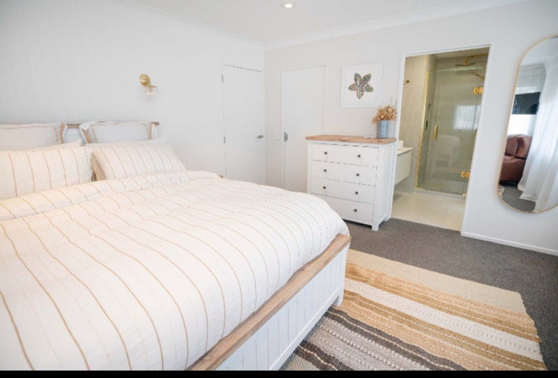 Lincoln Bedroom Suite - King Carousel 2