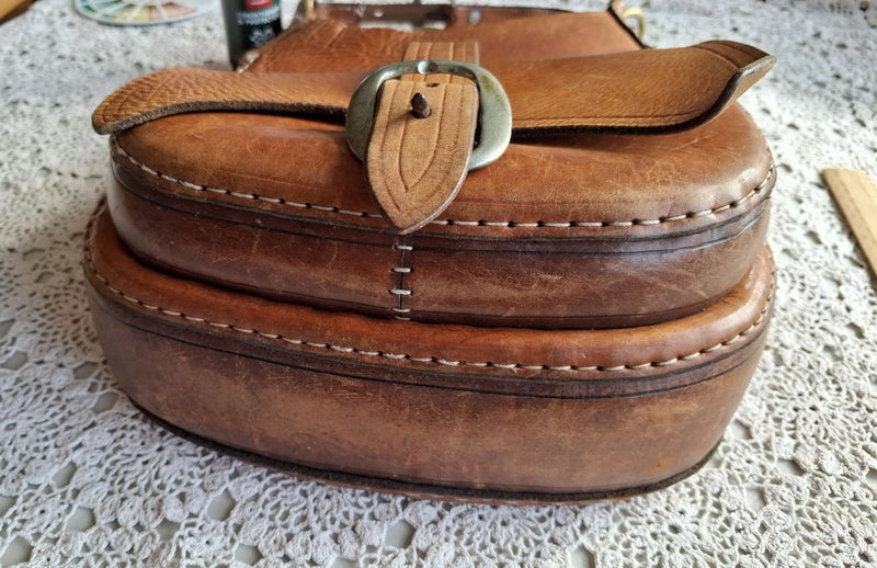 Large, thick and sturdy tan leather bag - shouts style63615578898177114
