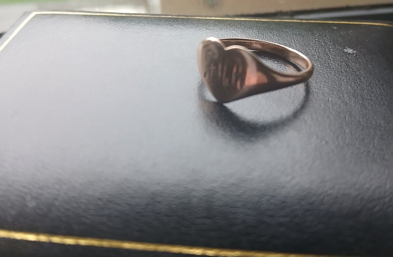 ROMANTIC 9CT Solid Gold HEART SHAPED~ SIGNET RING~BARGAIN Carousel 10