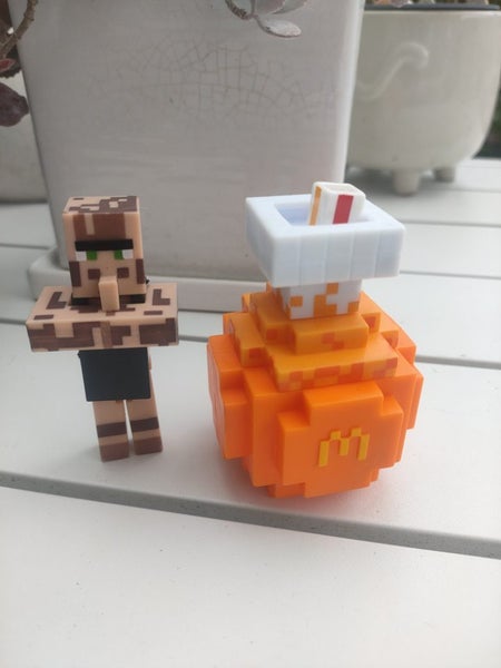 Minecraft McDonald's toys: wolf, fries and figurine Carousel 2