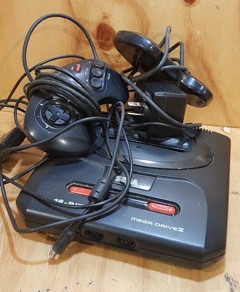VINTAGE - SEGA MEGA DRIVE II WITH POWER SUPPLY AND 2x CONTROLLERS Carousel 20