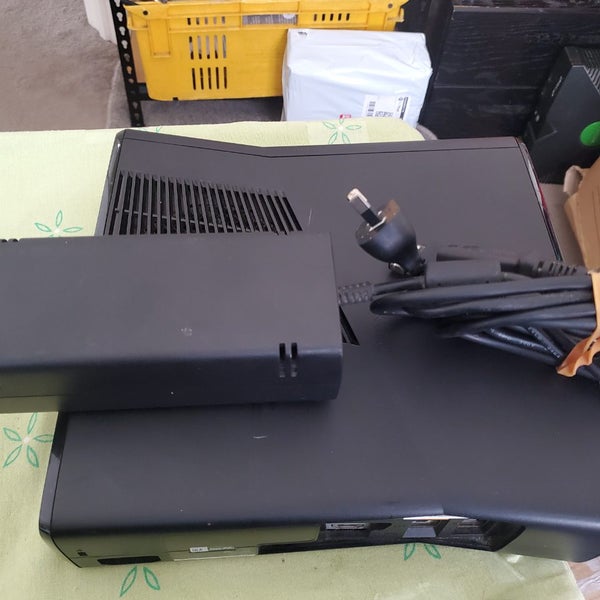 X-BOX 360S CONSOLE 250GB HARD DRIVE 2 X CONTROLLERS & 4 GAMES Carousel 1