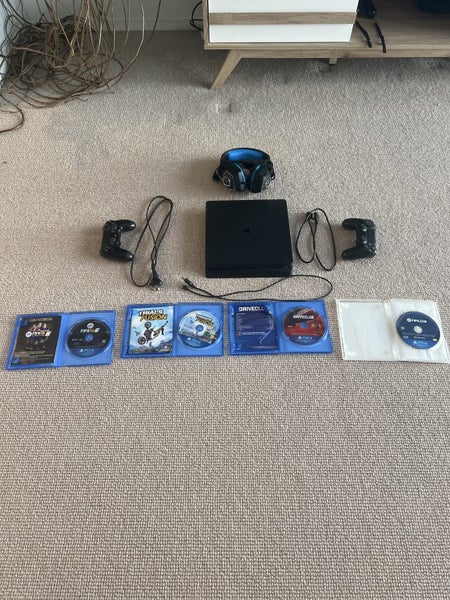 PS4 package Carousel 1
