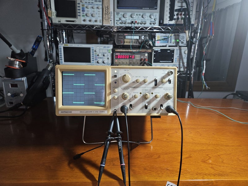 Hitachi - V-252 - Analog Oscilloscope Carousel 1