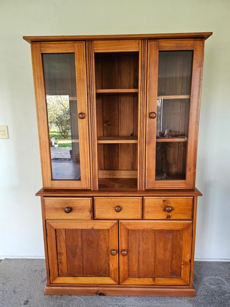 Hutch cabinet Carousel 1