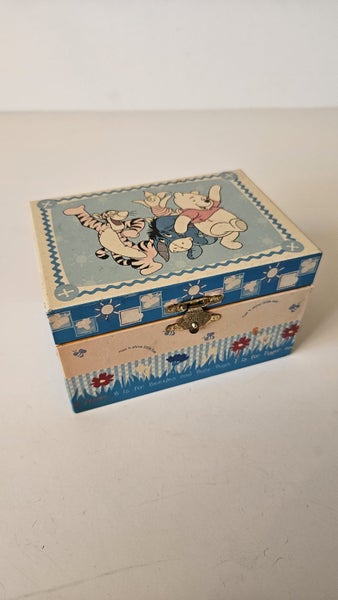 WINNIE THE POOH Music Box plays the Pooh Theme Song Carousel 2