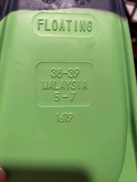 Kids swimming flippers - near new Carousel 2