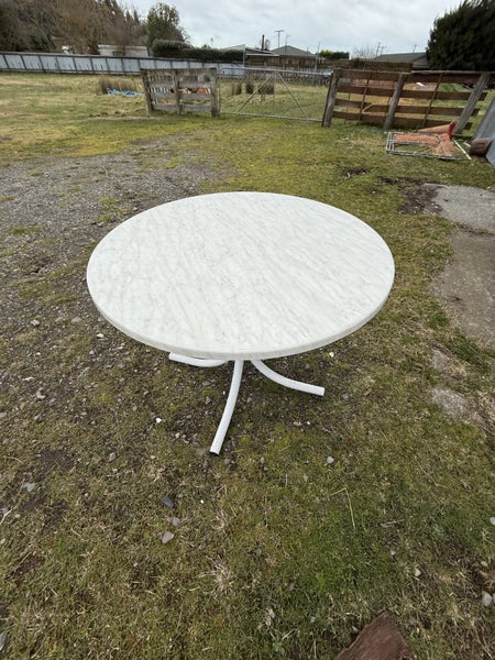 Indoor/Outdoor Round Table Carousel 1