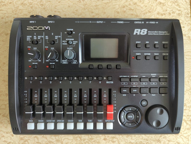 ZOOM R8 Carousel 1
