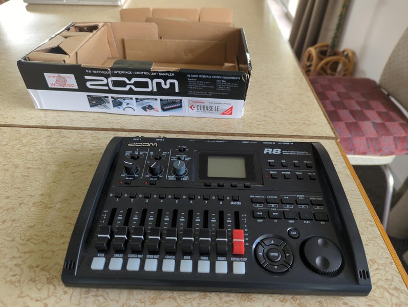 ZOOM R8 Carousel 2