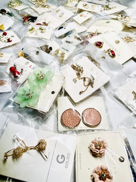 $1 res *50 pieces* Bulk Mixed Jewelry Lot – Earrings, Rings, Necklaces & More!!! Carousel 1