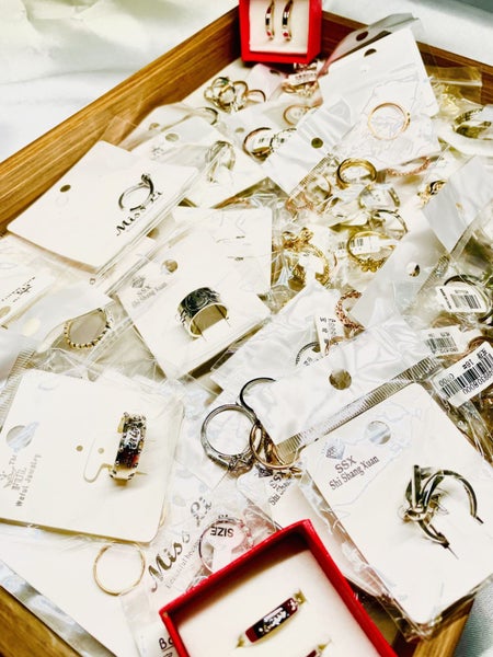$1 res *50 pieces* Bulk Mixed Jewelry Lot – Earrings, Rings, Necklaces & More!!! Carousel 2