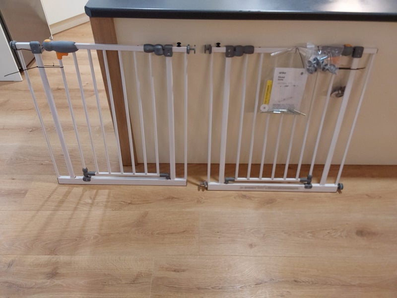 Baby safety gate/Pet gate X 2 Carousel 1