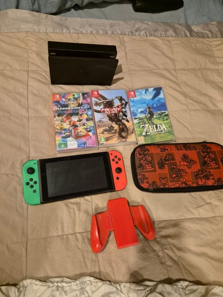 Nintendo switch + 3 games and case Carousel 1