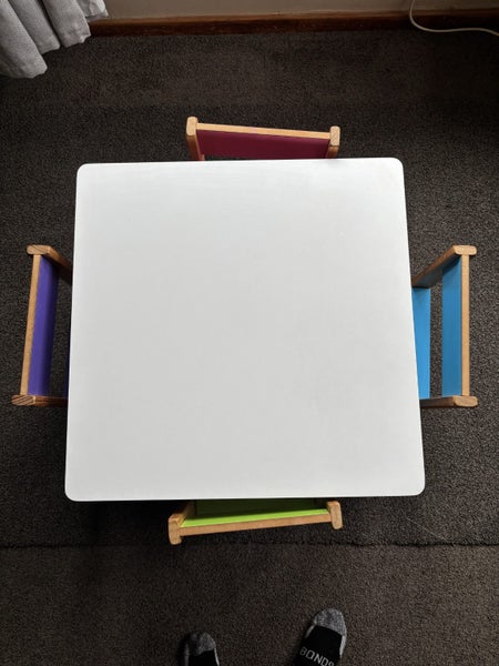 Kids table and 4 chairs Carousel 1