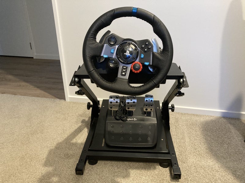 Logitech G29 and mounting frame Carousel 1