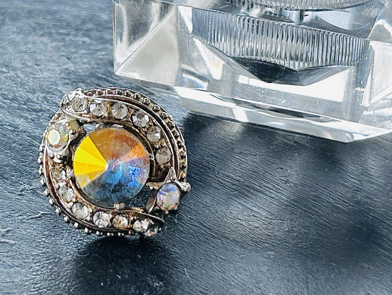 Vintage MC Cocktail Ring in Retro Lucite Ring Box adjustable size Carousel 1