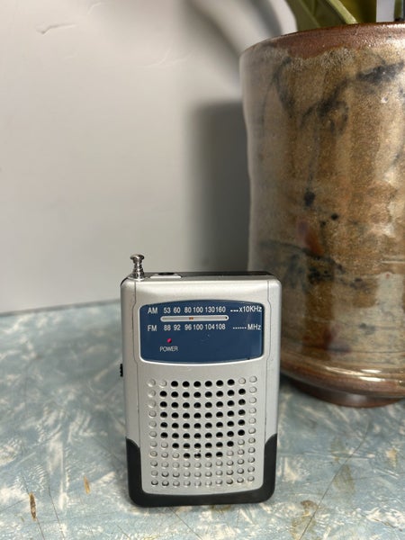 Working 1980s Silver & Black Portable AM/FM 2-Band Radio With Belt Clip Carousel 1