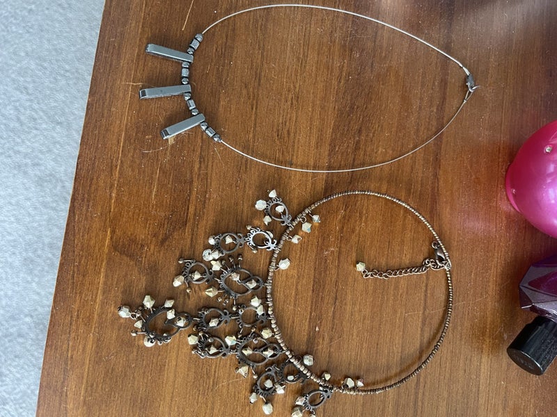 2x necklaces Carousel 1