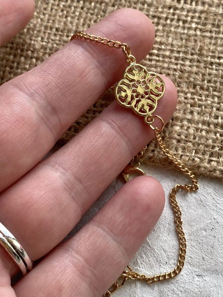 Clover & Sage Gold Minimalist Chain Bracelet Carousel 5