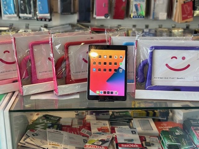 iPad Pro 9.7" 128GB WiFi & Cellular 4G A GRADE+Free KIDS Case+ (Afterpay) Carousel 1