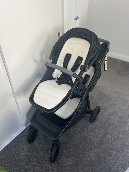 Edwards and Co Olive - Double Stroller / Excellent Condition Carousel 2