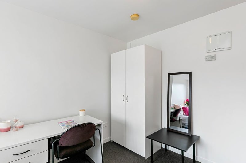 Te Aro, Studio64583999706242113