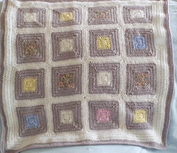Baby blanket with matching beanie Carousel 4