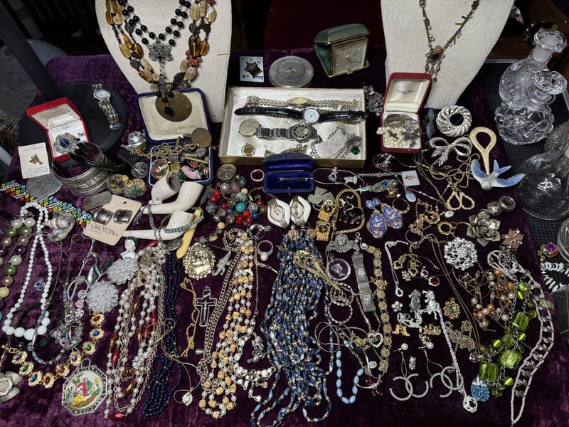HUGE ESTATE LOT INCLUDING GOLD & SILVER Carousel 1