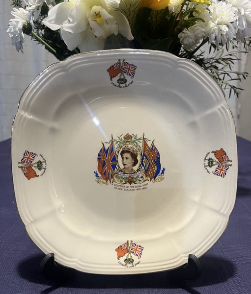 Vintage Royal Visit Souvenir Plate – Queen Elizabeth II, New Zealand 1953–1954 Carousel 1
