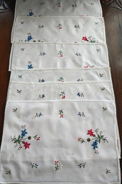 6 embroidered tablemats for craft Carousel 1