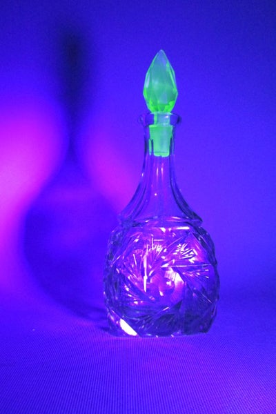 ART DECO BOHEMIAN EMERALD HAND CUT CRYSTAL PERFUME BOTTLE Carousel 1