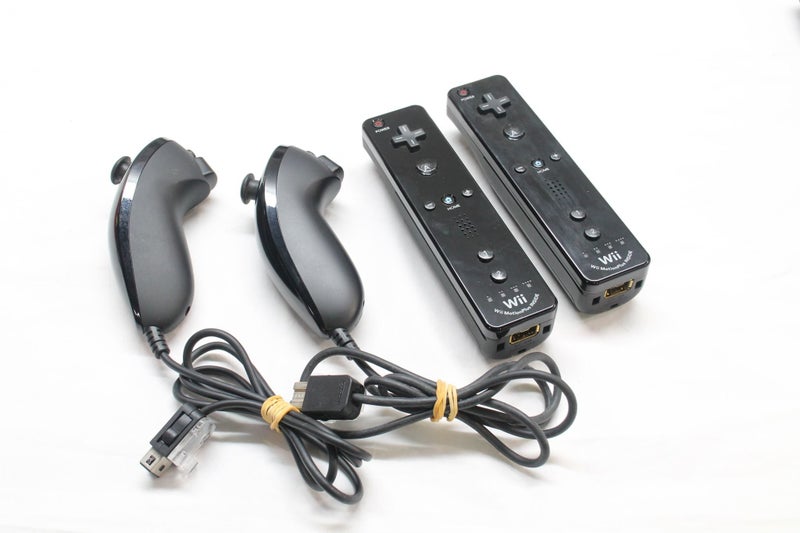 Wii Package: Nunchucks, Remotes & Games Carousel 2