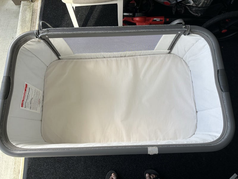 Baby factory sleeper bassinet with mattress.63616031938691111