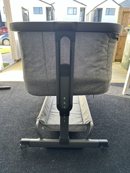 Baby factory sleeper bassinet with mattress.63616031938691112