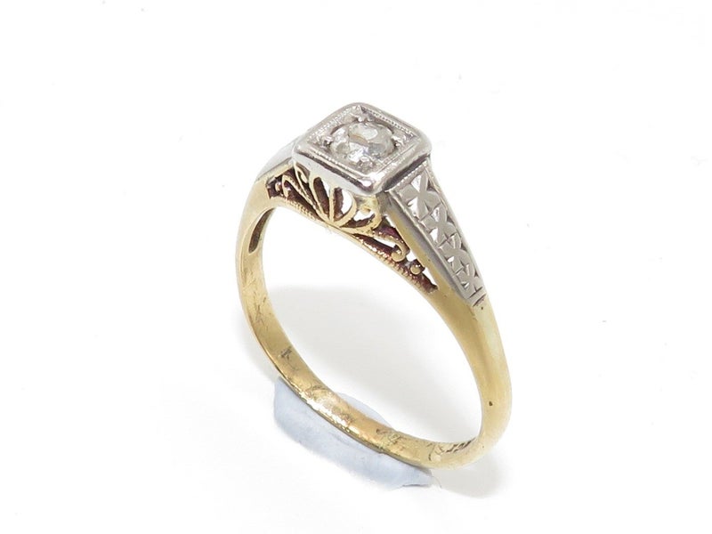 Attractive 18ct White Gold Ring set with a Solitaire Diamond Carousel 2