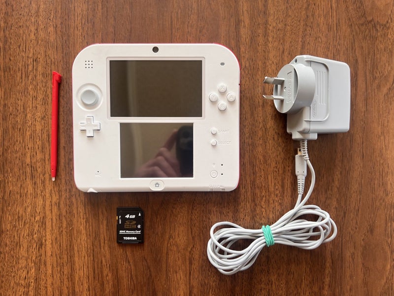 Nintendo 2DS White/Red - Great Condition Carousel 1