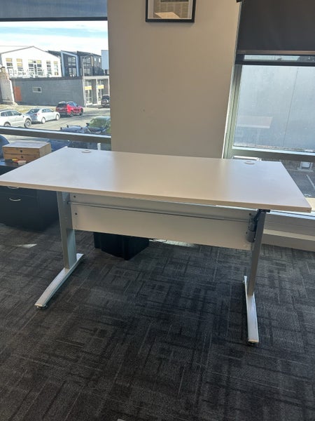 Electric sit stand desk Carousel 1