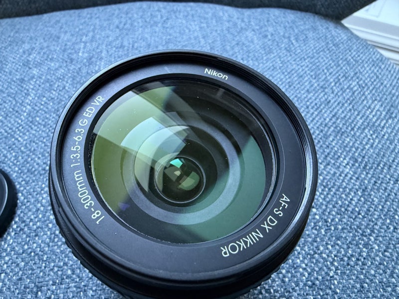 Nikon AF-S 18-300mm F3.5-6.3G ED DX VR Lens63616050182018113