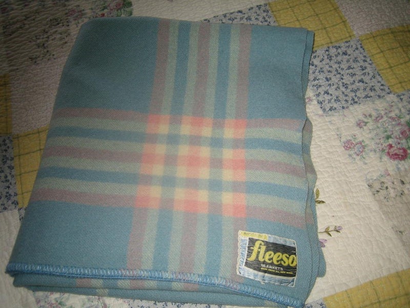 VINTAGE WOOL BLANKET - FLEESO Carousel 1