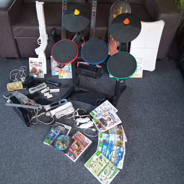 Wii Bundle + accessories + games Carousel 1