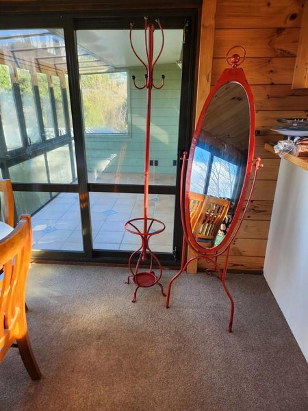 Mirror and stand636160531357471110