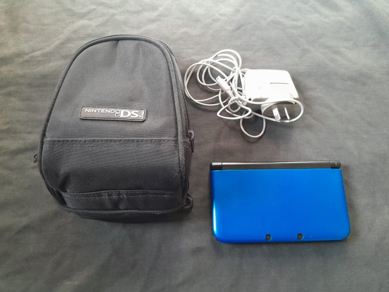 Blue Nintendo 3DS XL Carousel 1