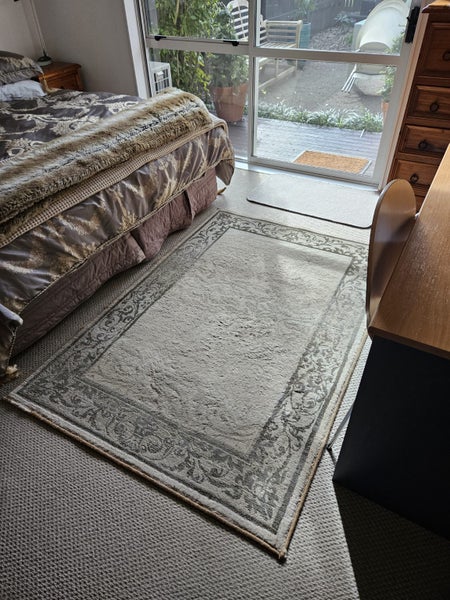 Tasteful dense rug -soft neutral colours- 1.5x1.2m, 6kg Carousel 2