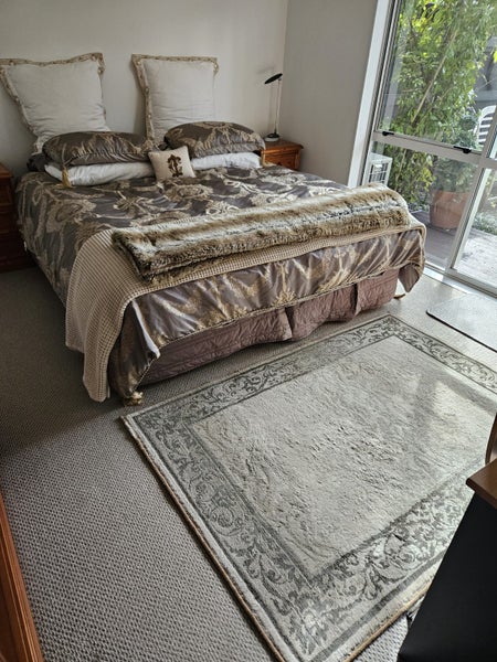 Tasteful dense rug -soft neutral colours- 1.5x1.2m, 6kg Carousel 1