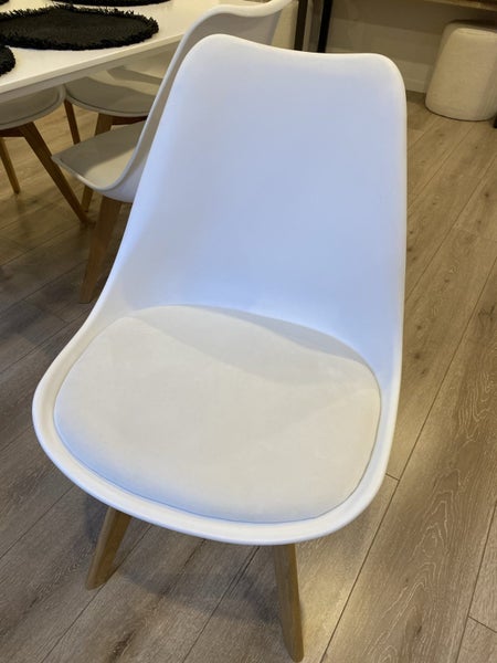 Dining table + 6 chairs nearly new.63616199640577113
