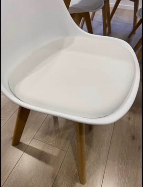 Dining table + 6 chairs nearly new.63616199640577112