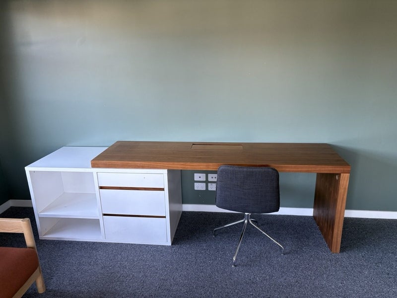 Desk and chair Carousel 2