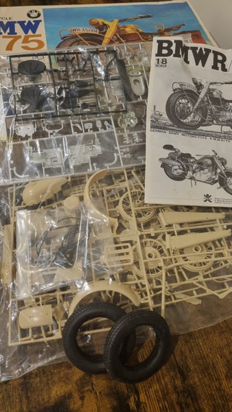 1/8 BMW R/75 German Army Motorcycle - Bandai Vintage Kitset Carousel 2